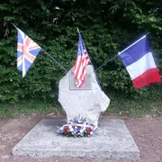 Cérémonie à l'aérostèle du A4 de La Cambe