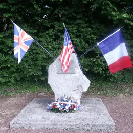 Cérémonie à l'aérostèle du A4 de La Cambe