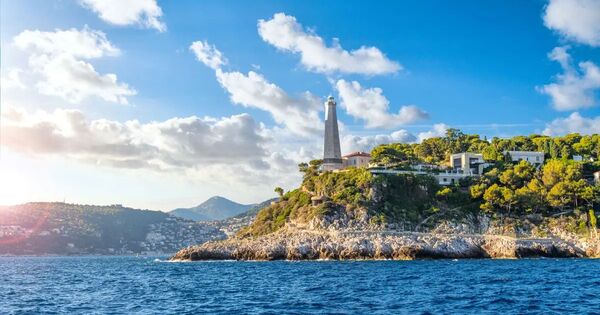 Ces 10 phares de la M&eacute;diterran&eacute;e dont vous n'avez peut-&ecirc;tre jamais entendu parler, du g&eacute;ant solitaire de Marseille au phare englouti par la Camargue