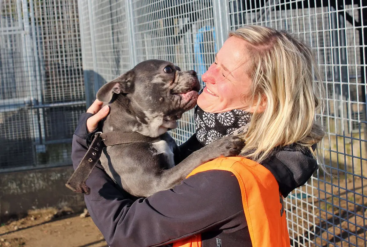 Laureine vient au moins une fois par semaine nettoyer les enclos... et ce toutou semble lui dire merci !