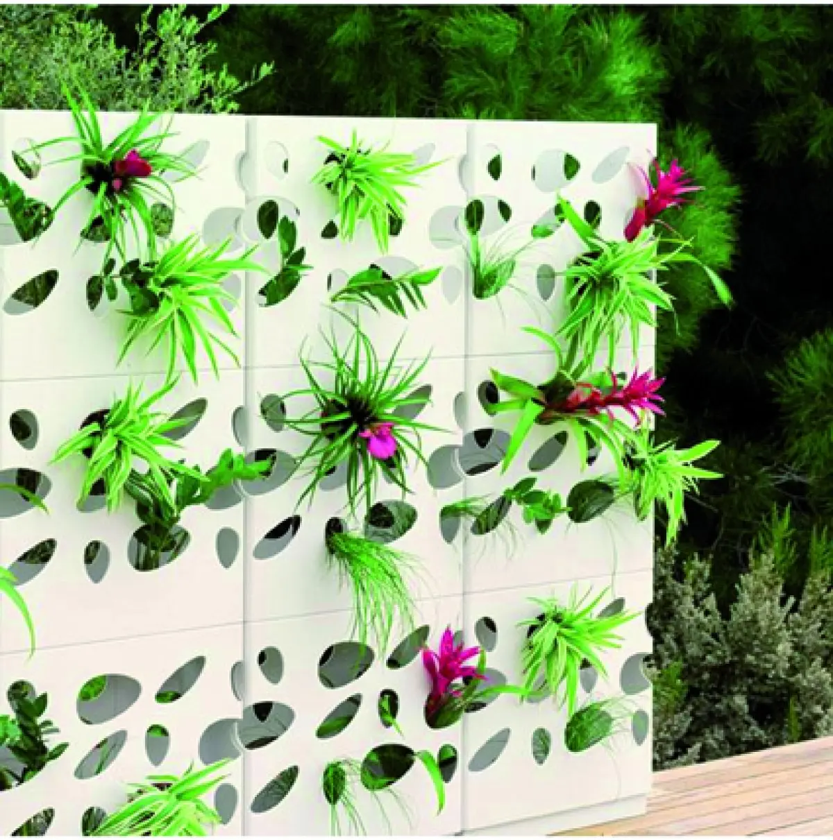 Ces pots en plastique résistants aux UV s’emboîtent à l’infini pour former une cloison, où les plantes poussent dans les ouvertures. Jardinières Garden Wall de Viteo - 106€ l’unité (prix indicatif)