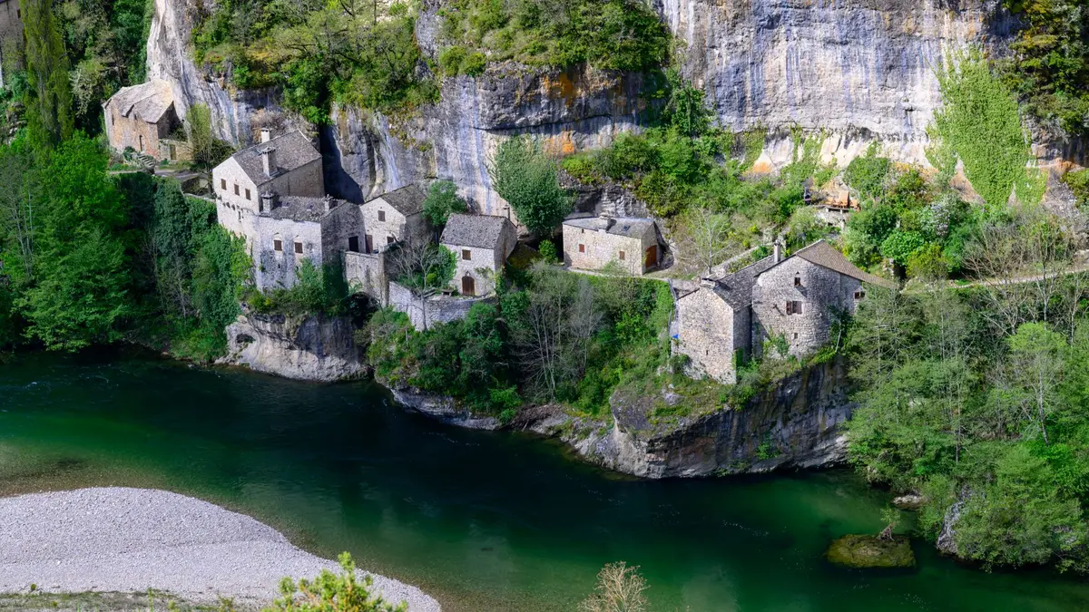 Castelbouc, le hameau accroch&eacute; &agrave; la falaise