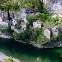 Castelbouc, le hameau accroché à la falaise DR