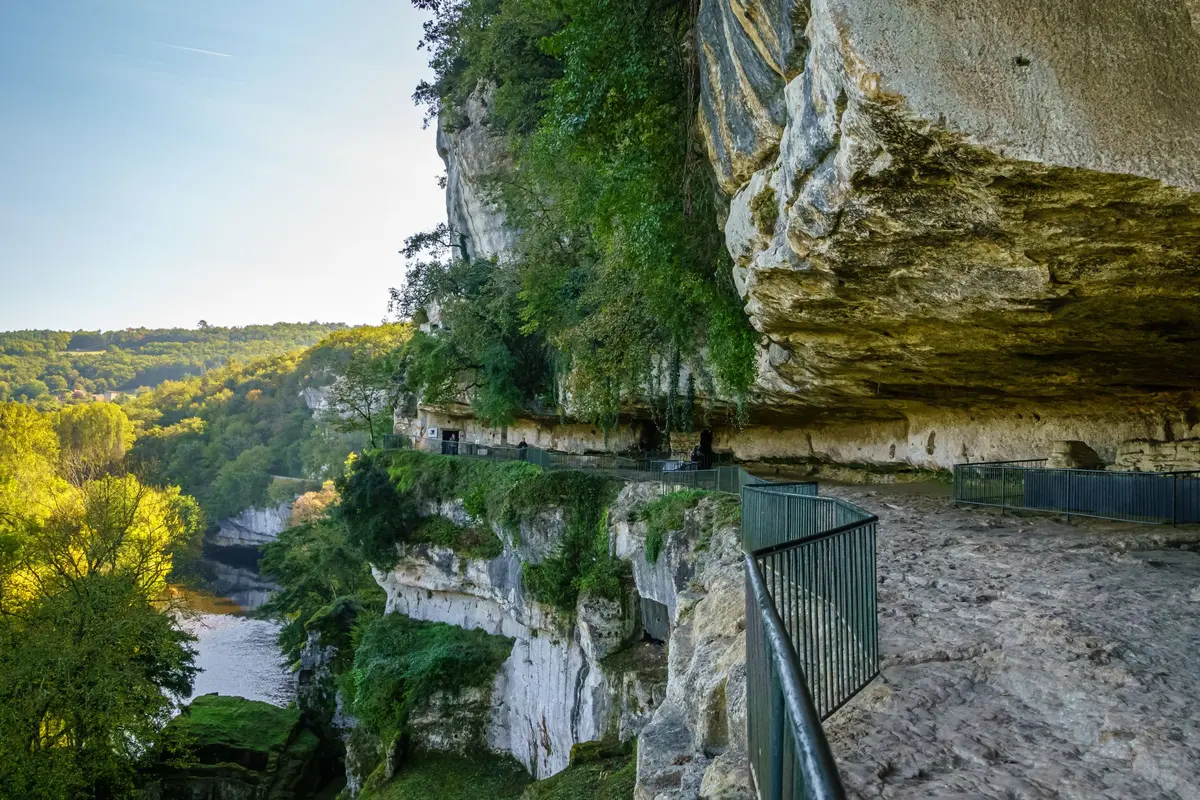 La Roque Saint-Christophe, la cit&eacute; troglodytique spectaculaire
