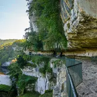 La Roque Saint-Christophe, la cité troglodytique spectaculaire DR