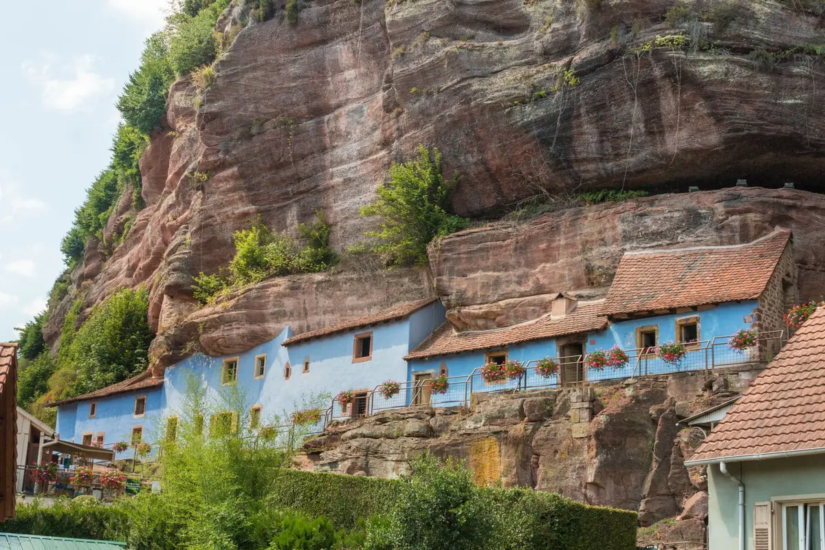 Graufthal, les maisons cach&eacute;es sous le gr&egrave;s rose dans le Bas-Rhin