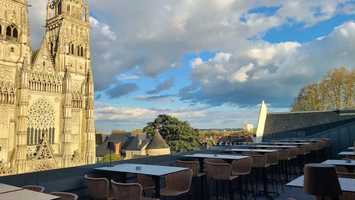 Cette ancienne clinique de Tours cache désormais un rooftop, six restaurants et une exposition gratuite