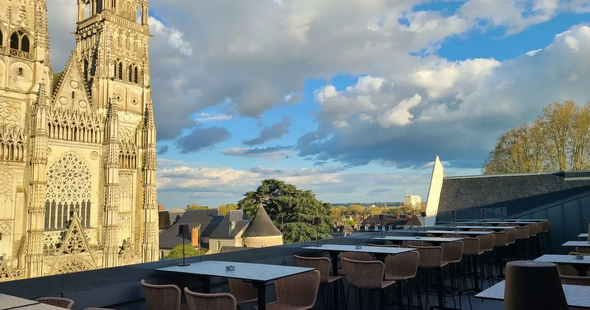Cette ancienne clinique de Tours cache désormais un rooftop, six restaurants et une exposition gratuite