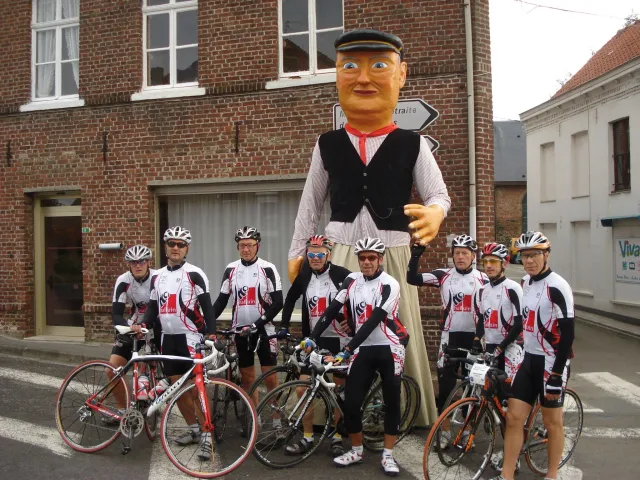Les participants du Ch\'ti Bike Tour avec un Géant du nord