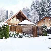 La neige vosgienne a recouvert les chalets du Domaine du Haut Jardin DR