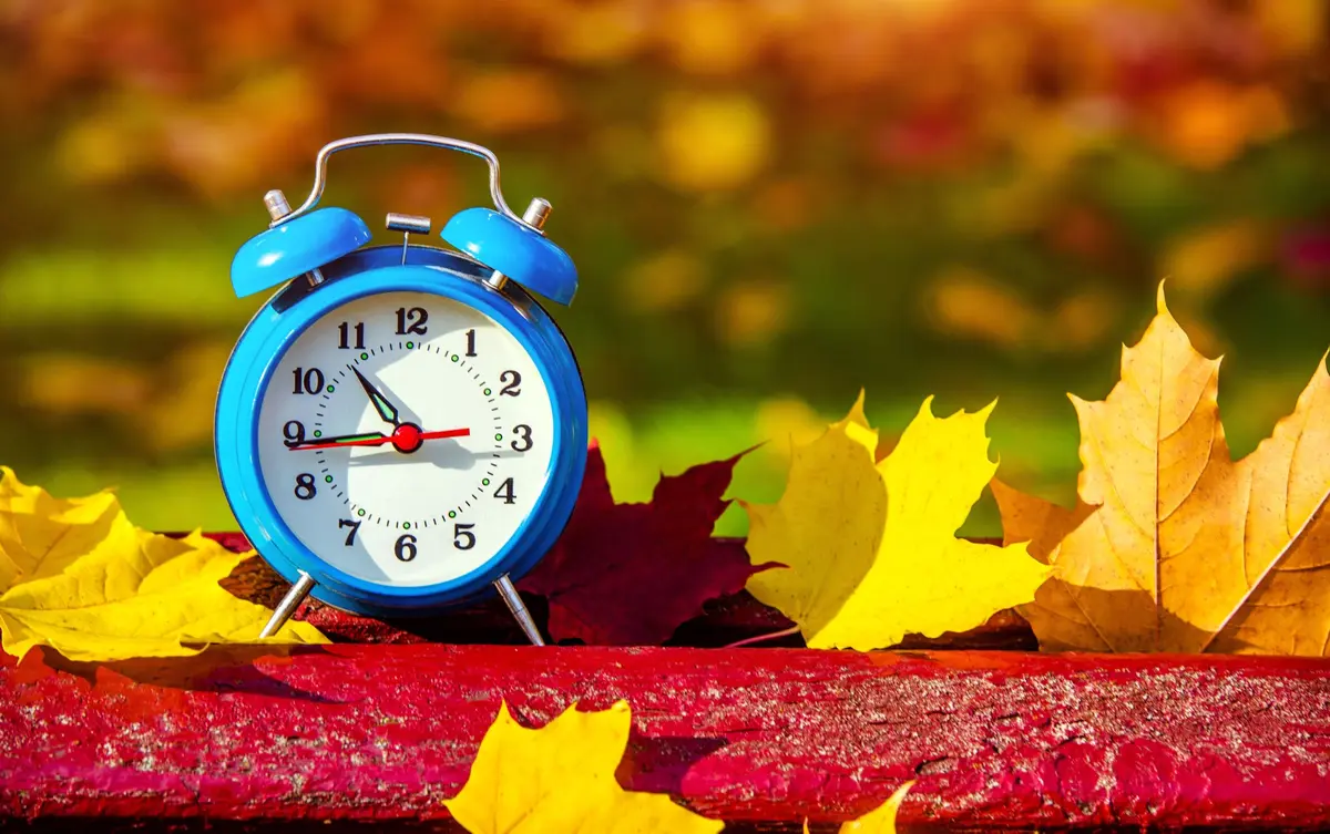 Changement d’heure : on gagne 1 heure de sommeil sur le papier… mais seulement 14 minutes en réalité !