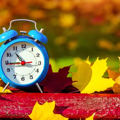 Changement d’heure : on gagne 1 heure de sommeil sur le papier… mais seulement 14 minutes en réalité !