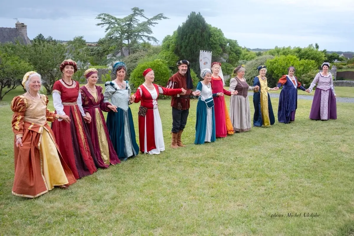 Chants et danses du Moyen-Age et de la Renaissance en costume
