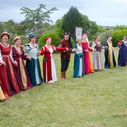 Chants et danses du Moyen-Age et de la Renaissance en costume