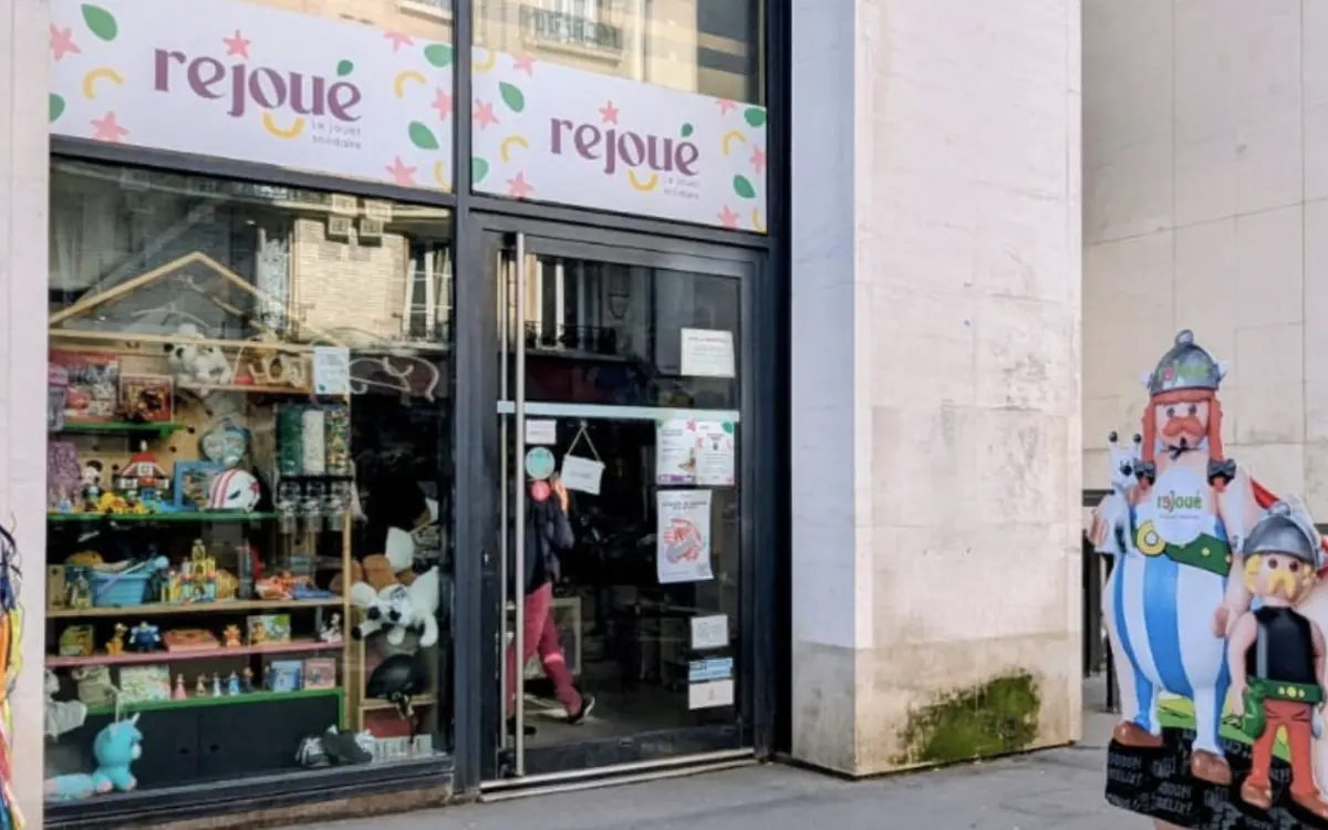 Devanture de la boutique solidaire de Rejoué au 140 rue du château, point de départ de la chasse aux livres