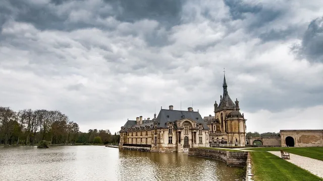 L\'eau entoure le Château de Chantilly