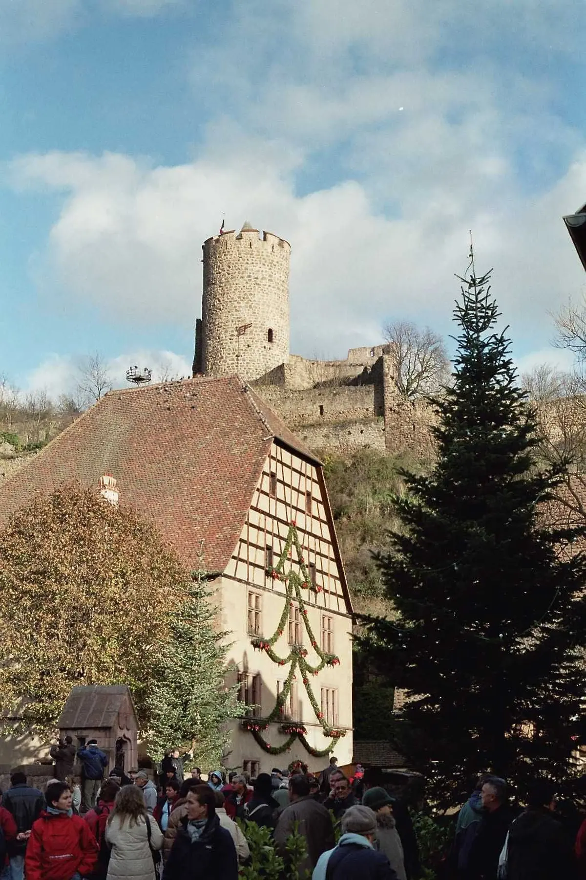 Vue sur le château de Kaysersberg depuis le village du même nom.