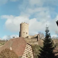 Vue sur le château de Kaysersberg depuis le village du même nom. &copy; Dsch67