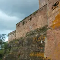Les douves et les contrefort du château du Lichtenberg &copy; AS