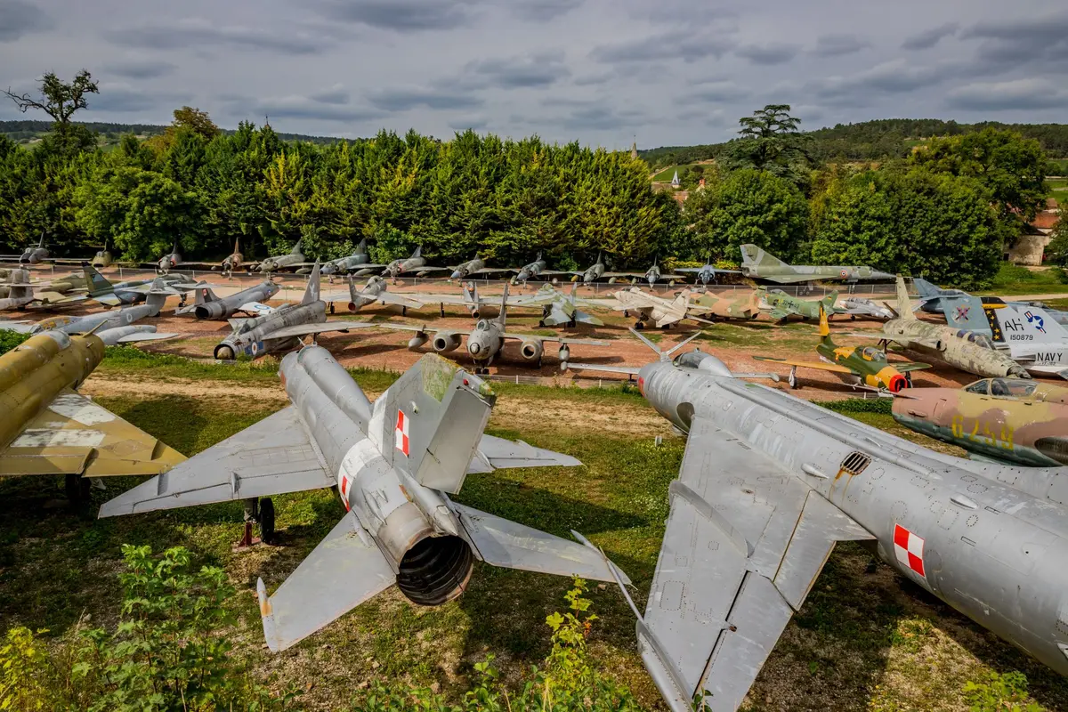 La collection d'avion de chasse du château de Savigny-lès-Beaune