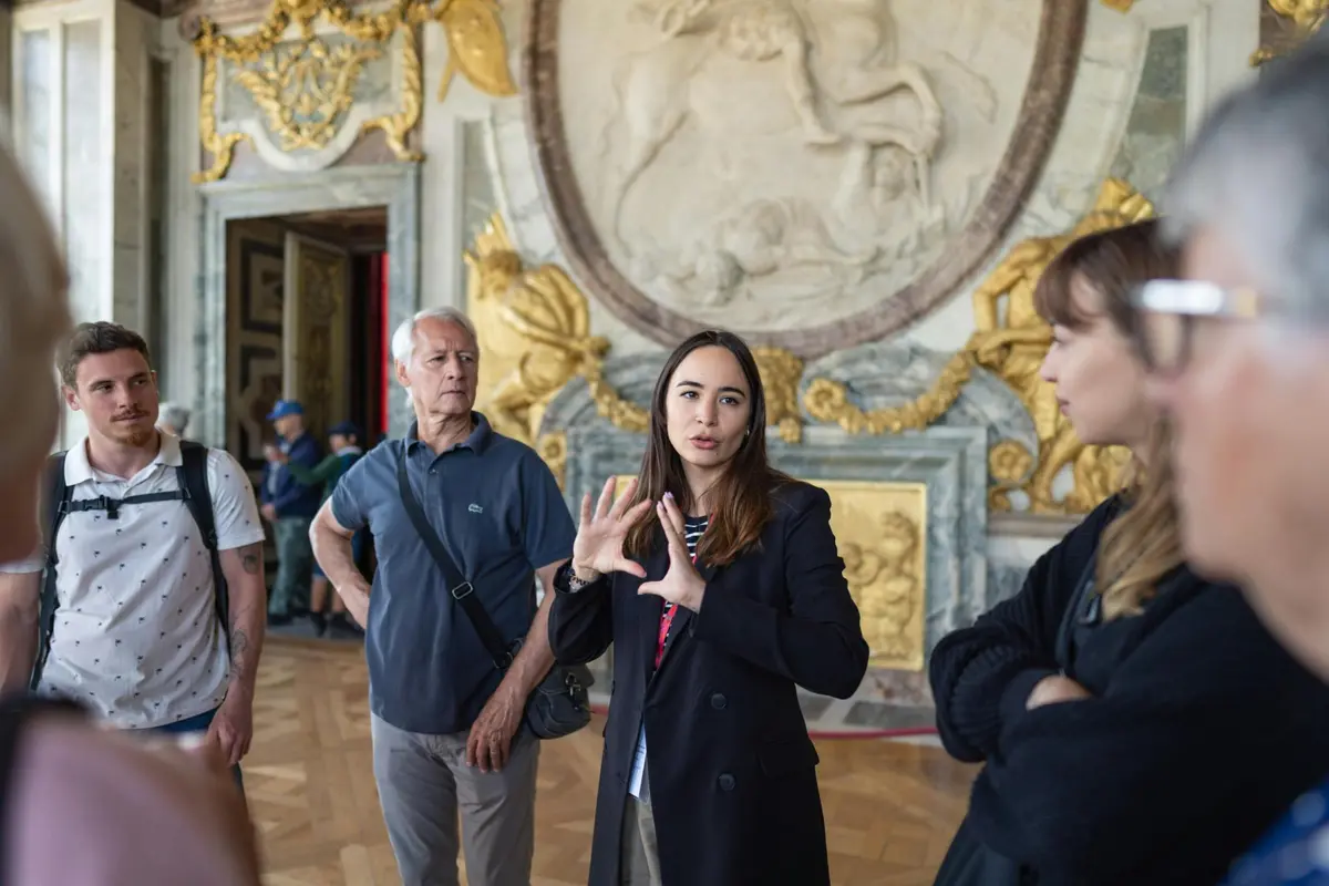 Guide avec des invit&eacute;s au ch&acirc;teau de Versailles