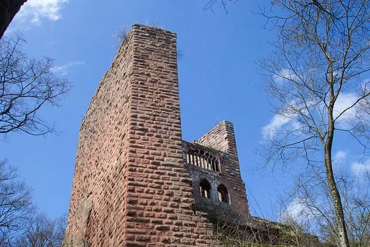Bien qu'ancien et abandonné, le château de Wasenbourg possède encore de beaux atouts