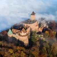 Le Château du Haut-Koenigsbourg entouré de brume... &copy; Tristan Vuano