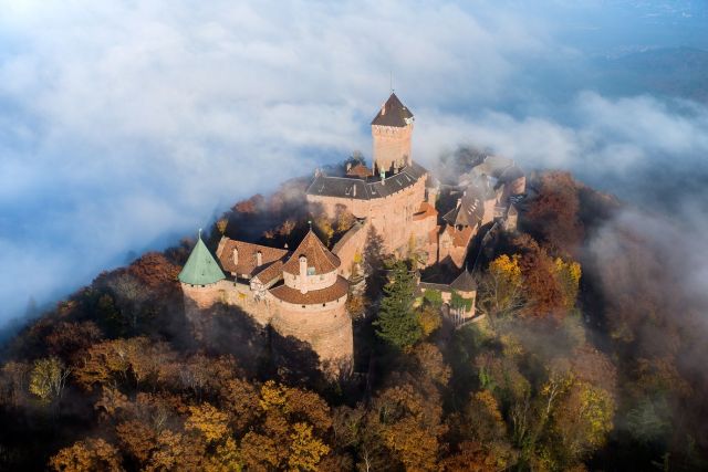 Le Château du Haut-Koenigsbourg entouré de brume...