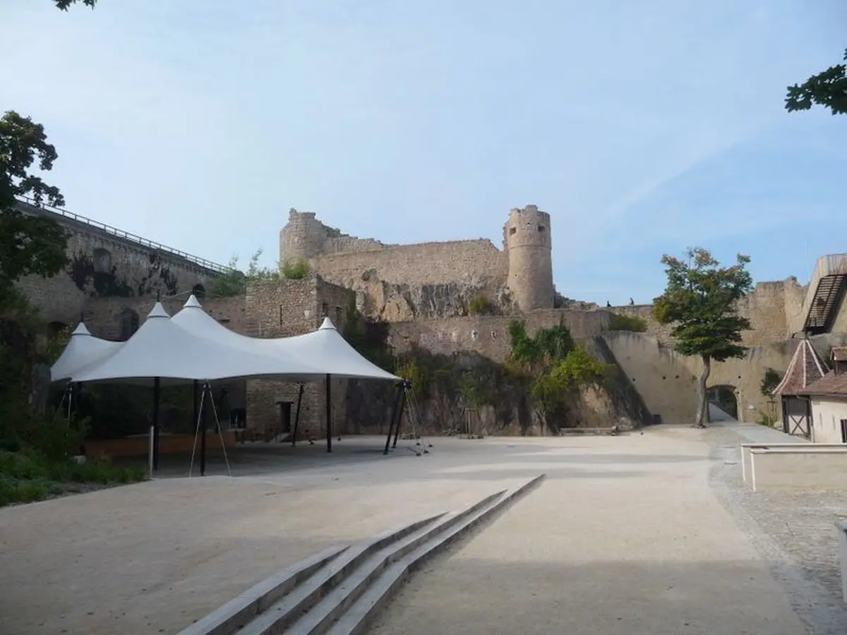 A l'int&eacute;rieur des remparts du ch&acirc;teau