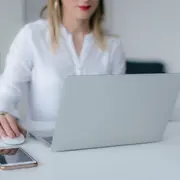 Chercher un emploi dans la culture : les avis d’entreprises comme nouvel outil d’orientation