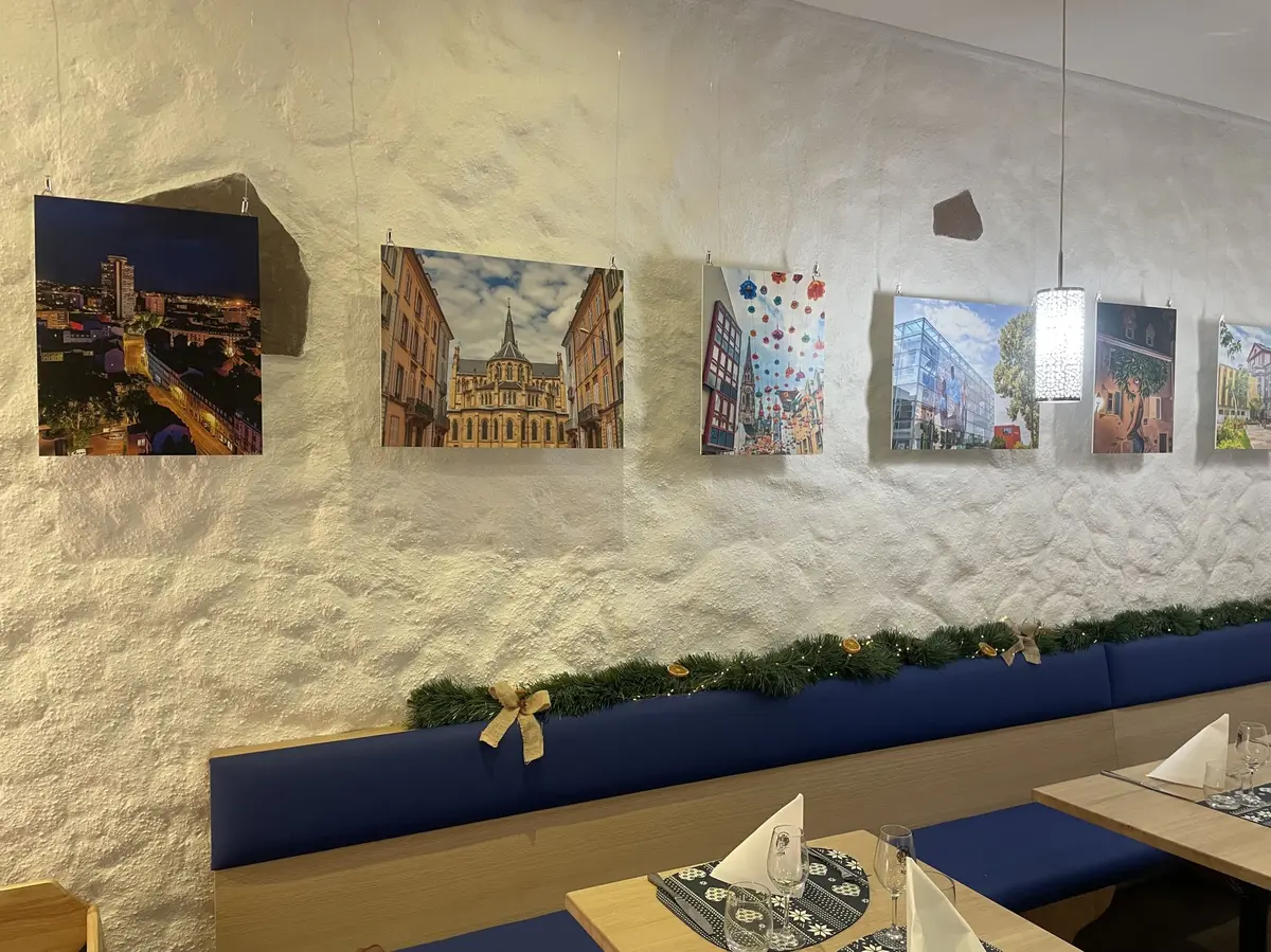 Un espace dédié à la mise en avant d'œuvres d'artistes locaux.