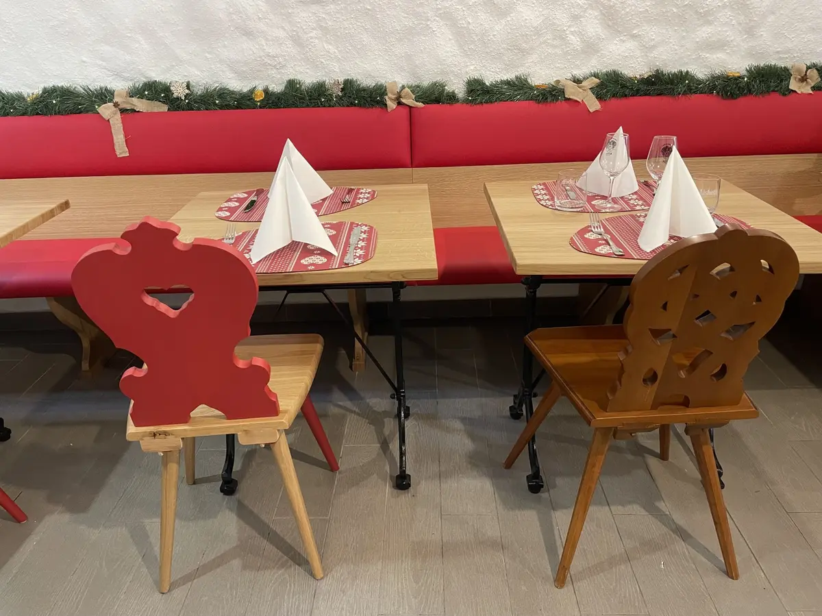 La chaise de gauche, réalisée par un artisan menuisier, et à droite une chaise chinée typique des winstubs alsaciens.