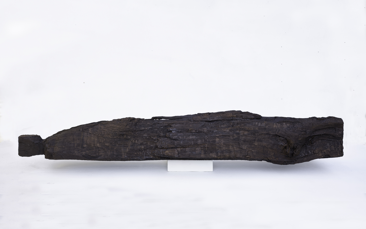 Christian Lapie, Déposition au Cœur, 2026, figure couchée sur socle, chêne brossé , 147 x 22 x 19 cm /20 kg