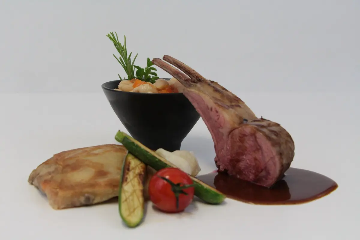 Un plat élégant et appétissant réalisé par le chef à domicile Christophe Richart