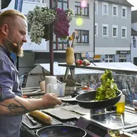 Cuisiner avec des chrysanthèmes &copy; Endrik Baublies