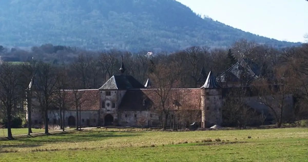 Le château de Thanvillé accueille le visiteur à l'entrée de la vallée de Villé