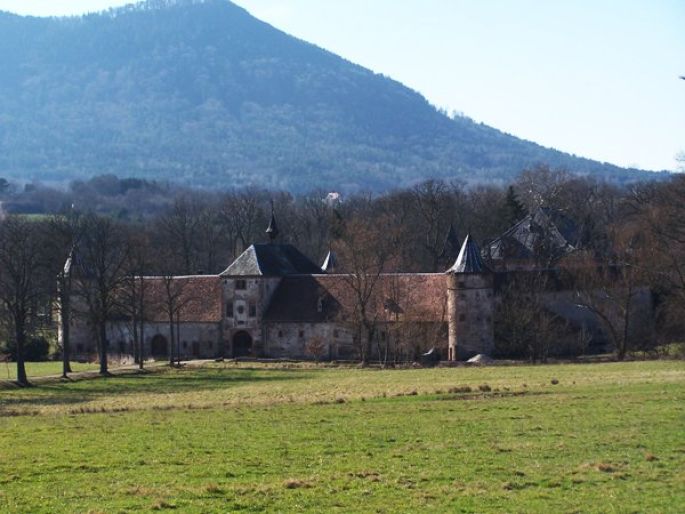 Le château de Thanvillé accueille le visiteur à l\'entrée de la vallée de Villé