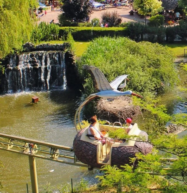 Le monorail de la Cigogne surplombe le parc Cigoland