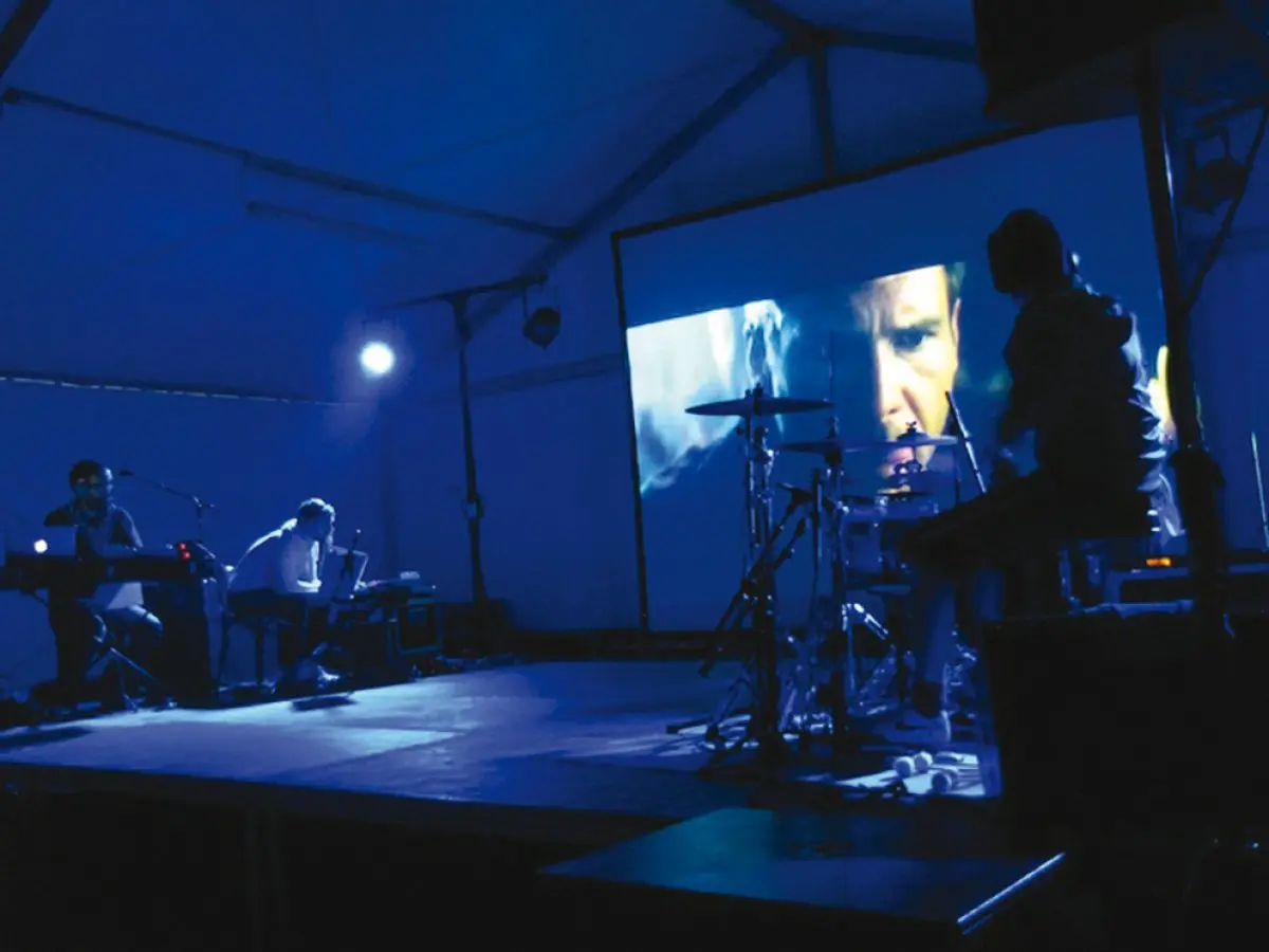 Le groupe d'électro-rock Colt Silvers en pleine performance sur Blade Runner