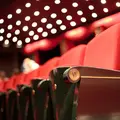 Les sièges rouges d'une salle obscure, élément déterminant de la magie du cinéma.