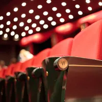 Les sièges rouges d'une salle obscure, élément déterminant de la magie du cinéma. &copy; aerogondo - Fotolia.com