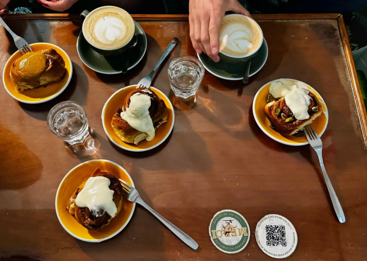 🏡 7VB Café – Un lieu chaleureux et convivial où l’odeur de cannelle et le chocolat viennois vous plongent dans une atmosphère réconfortante.