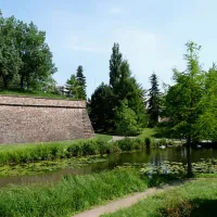 Plusieurs éléments de la citadelle de Vauban sont encore visibles dans le parc &copy; Ji-Elle