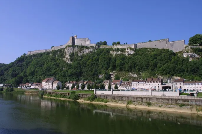 La Citadelle domine la ville de Besançon