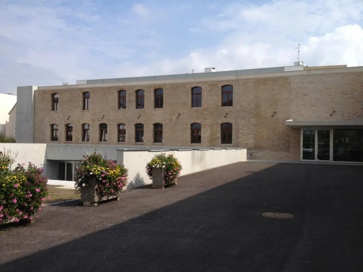 La Cité Danzas est un ancien entrepôt restructuré pour accueillir des artisans d'art à Saint-Louis