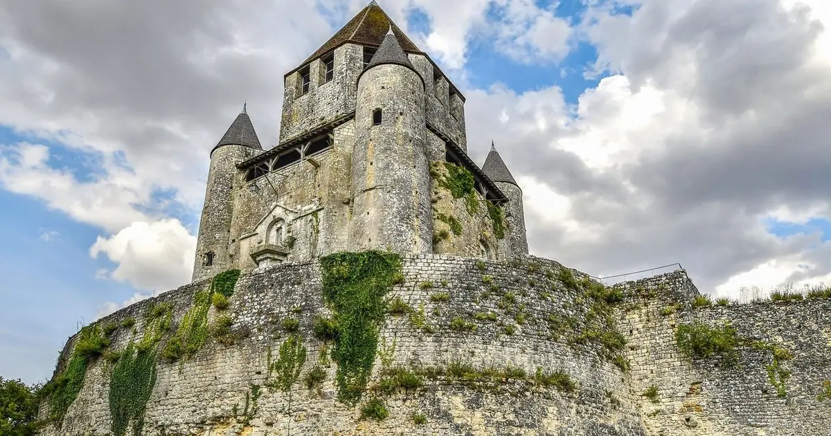 La Tour César, un immanquable de la Cité médiévale