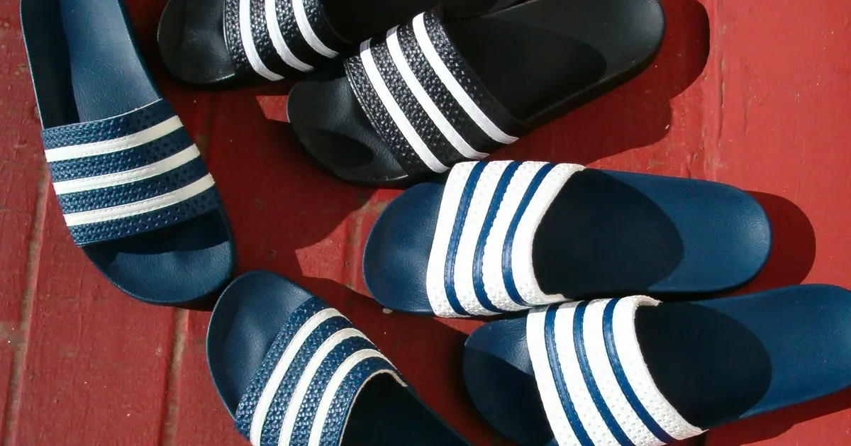 Ne pas porter de claquettes, surtout pas avec des chaussettes !