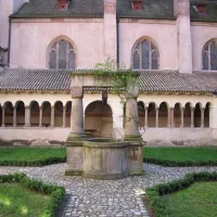 Le cloître de l'église possède des parties très anciennes DR