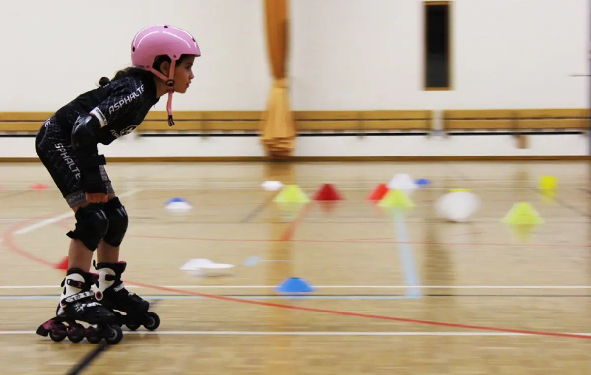 Entraînement dans l'école de roller kids pour les 6-12 ans
