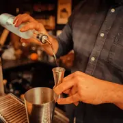 Cocktails au champagne dans un bar caché speakeasy : l’atelier exclusif à ne pas manquer !